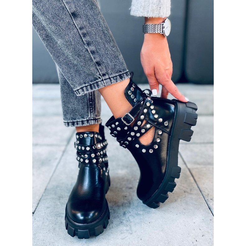 Botki wycięte z ćwiekami czarne NC1127 Black 1