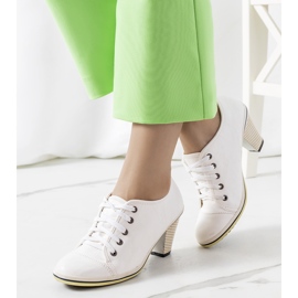 Białe półbuty na słupku Belisle 1