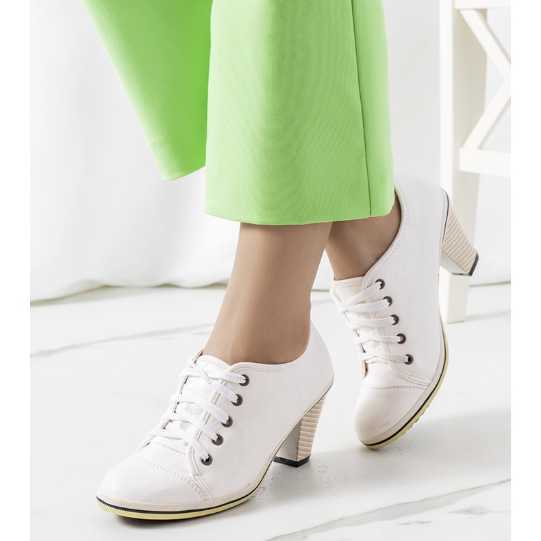 Białe półbuty na słupku Belisle 1