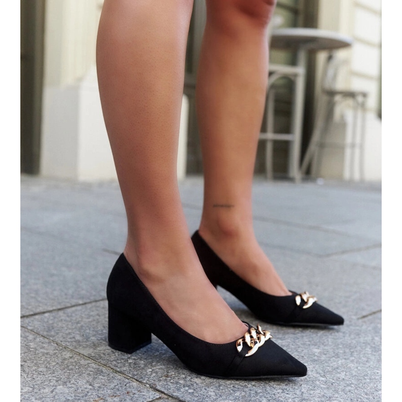 Czarne czółenka na słupku Makka 2