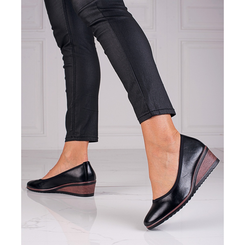 Czarne czółenka na koturnie W. Potocki 1