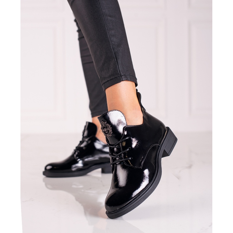 Eleganckie lakierowane czarne botki Vinceza 1