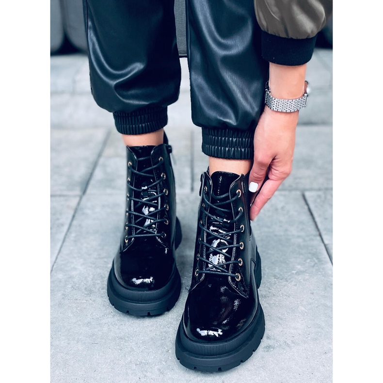 Botki lakierowane z łańcuszkiem Jake Black czarne 1