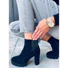 Botki na słupku i platformie Ase Black czarne 1