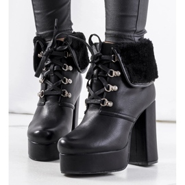 Czarne botki na słupku Madina 1