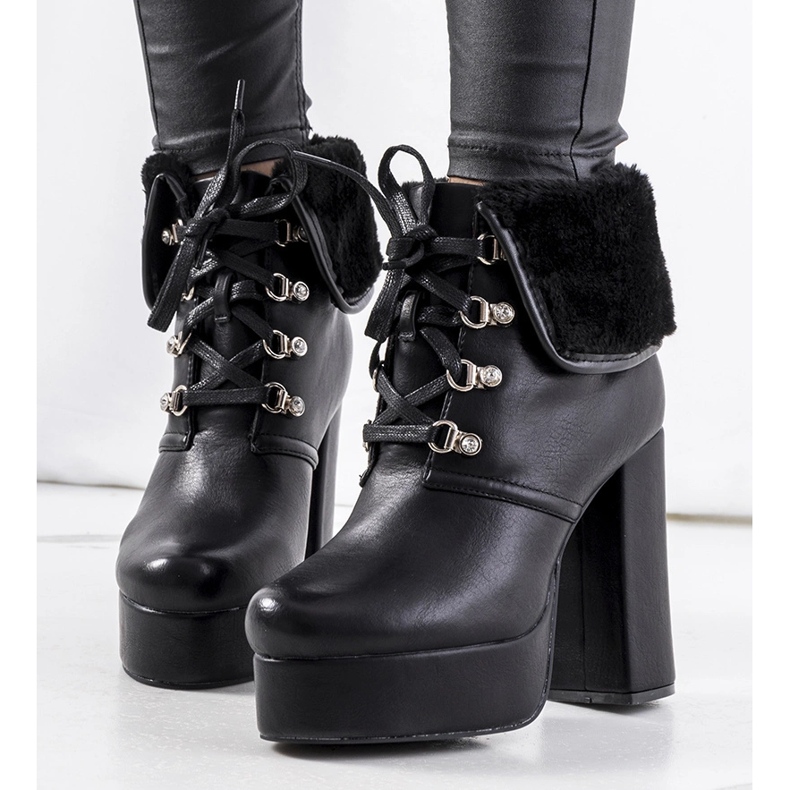 Czarne botki na słupku Madina 1