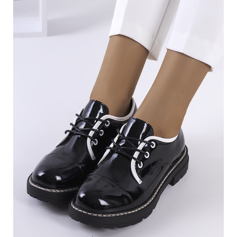 Czarne lakierowane półbuty Kuzem 1