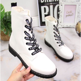 Botki oficerki damskie lakierowane ocieplane białe Vinceza 1