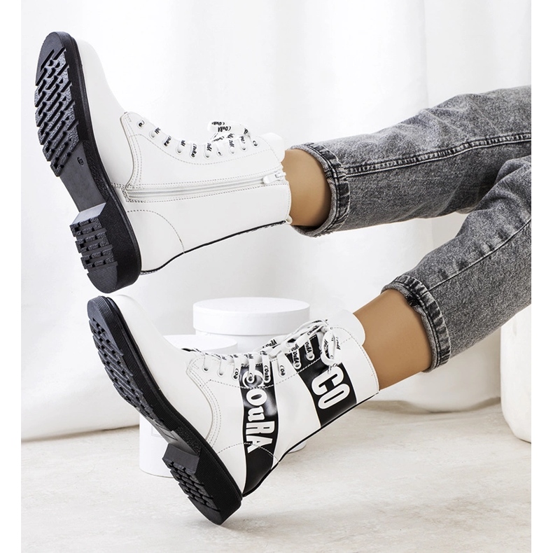 Białe traperki ozdobione napisami 1