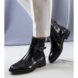 Czarne lakierowane botki ocieplane Isonti 1