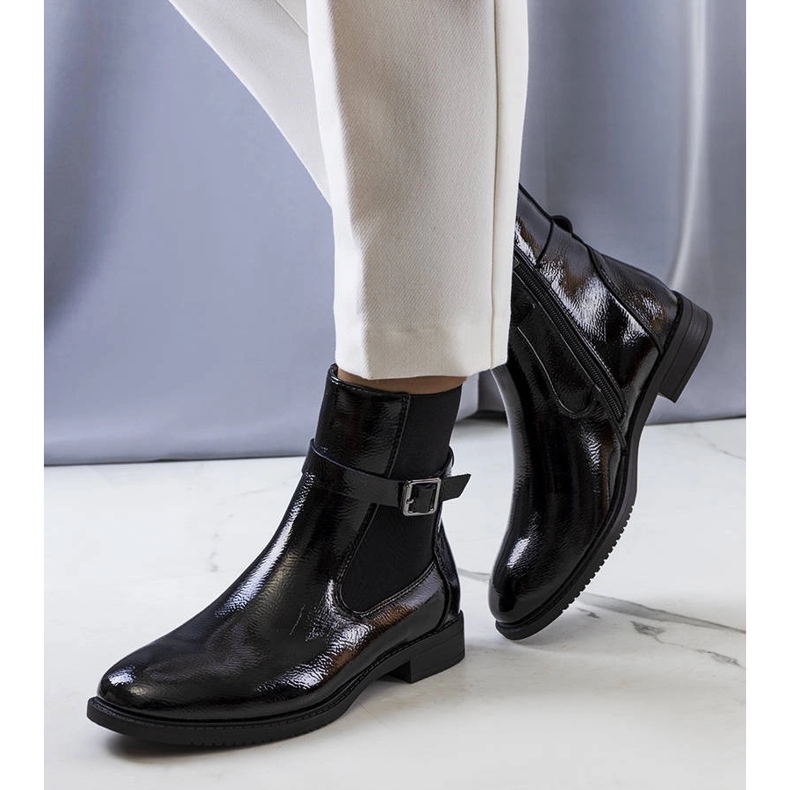 Czarne lakierowane botki ocieplane Isonti 1