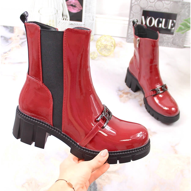 Botki lakierowane na klocku i platformie z łańcuchem ocieplane czerwone Potocki 1