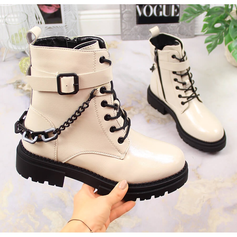 Laura La.Fi Lakierowane botki damskie z łańcuszkiem ocieplane beżowe La.Fi beżowy 1