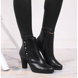 Botki na słupku z ozdobą ocieplane Jezzi W JEZ384 czarne 2