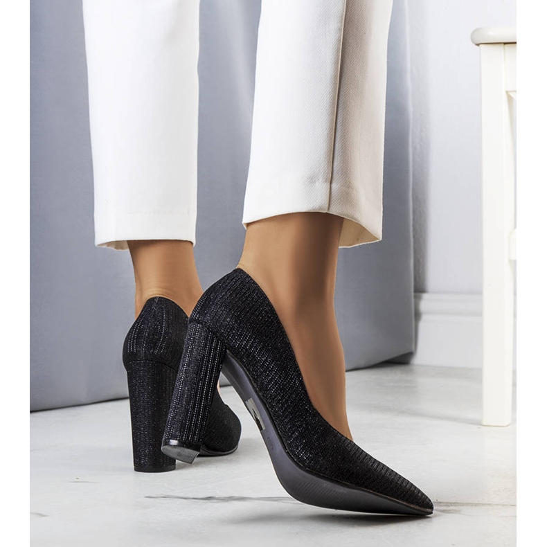 PA1 Czarne czółenka na słupku Theiss 1