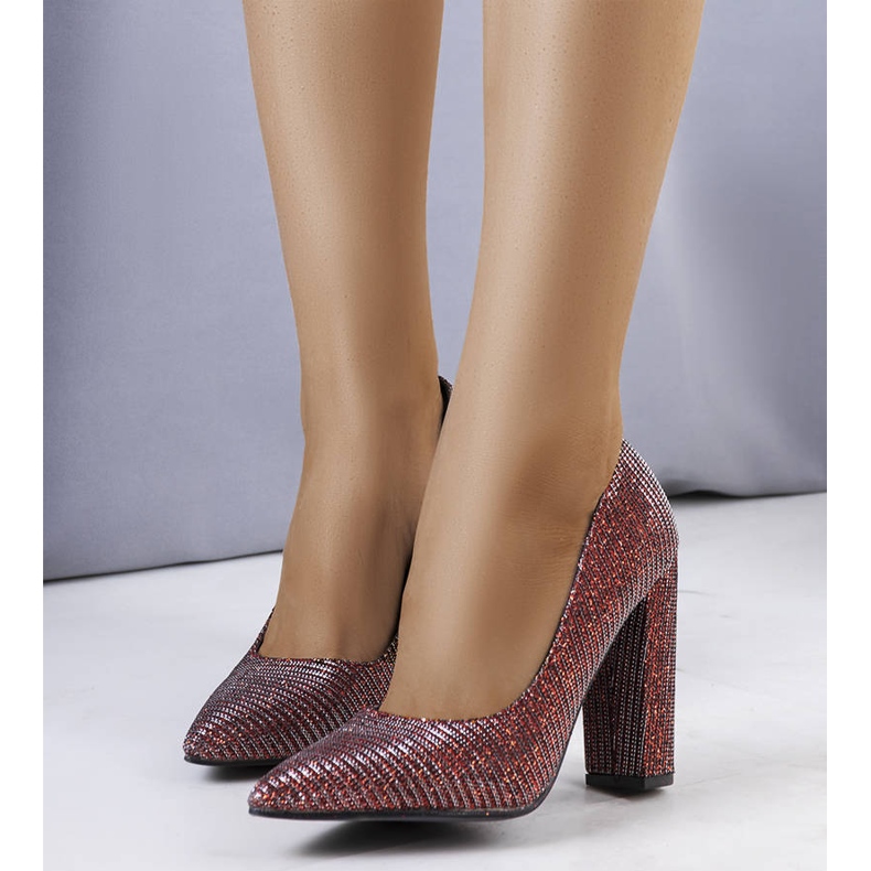 Czerwone czółenka na słupku Theiss 1