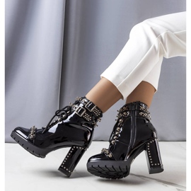 BM Czarne lakierowane botki na słupku Goyo 2