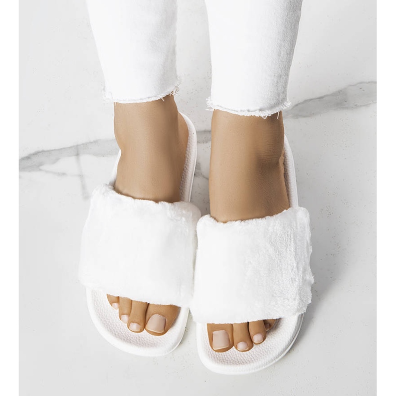 PA1 Białe klapki z futerkiem Ivory 1