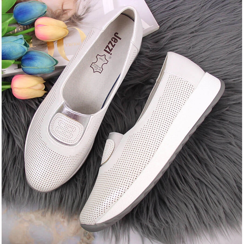 Półbuty wsuwane z gumką na platformie srebrne Jezzi srebrny 2