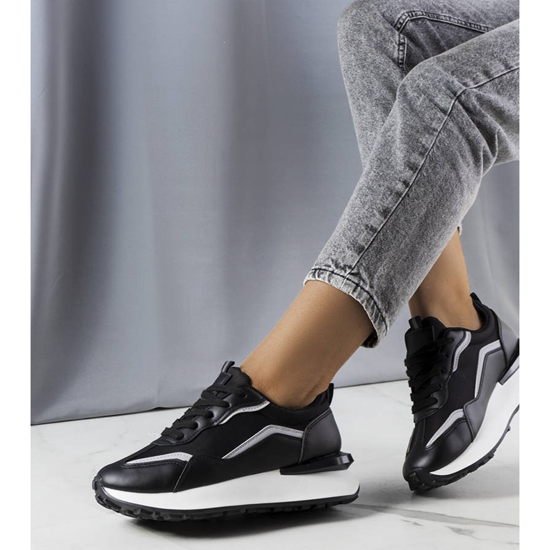 Czarne sneakersy na platformie Ada 1