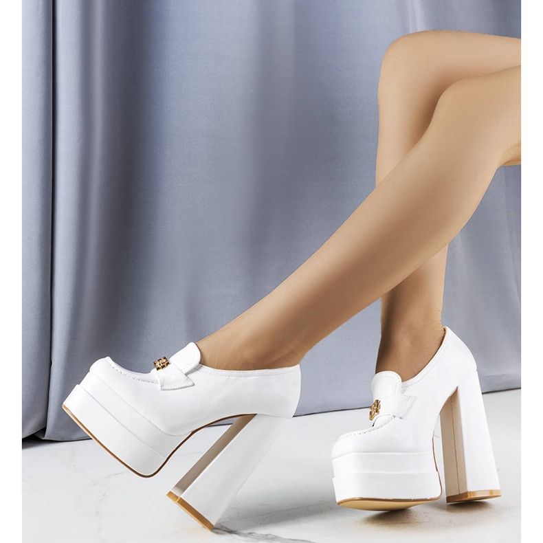 Białe czółenka na masywnym słupku Janie 1