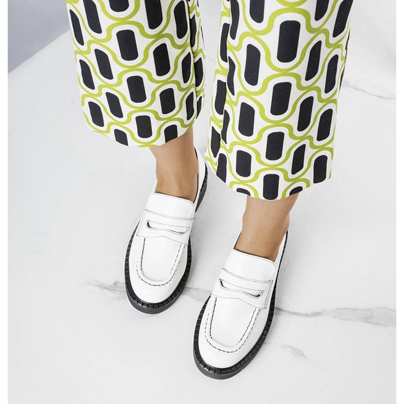 Bl&Ki Białe lakierowane półbuty Viola 1