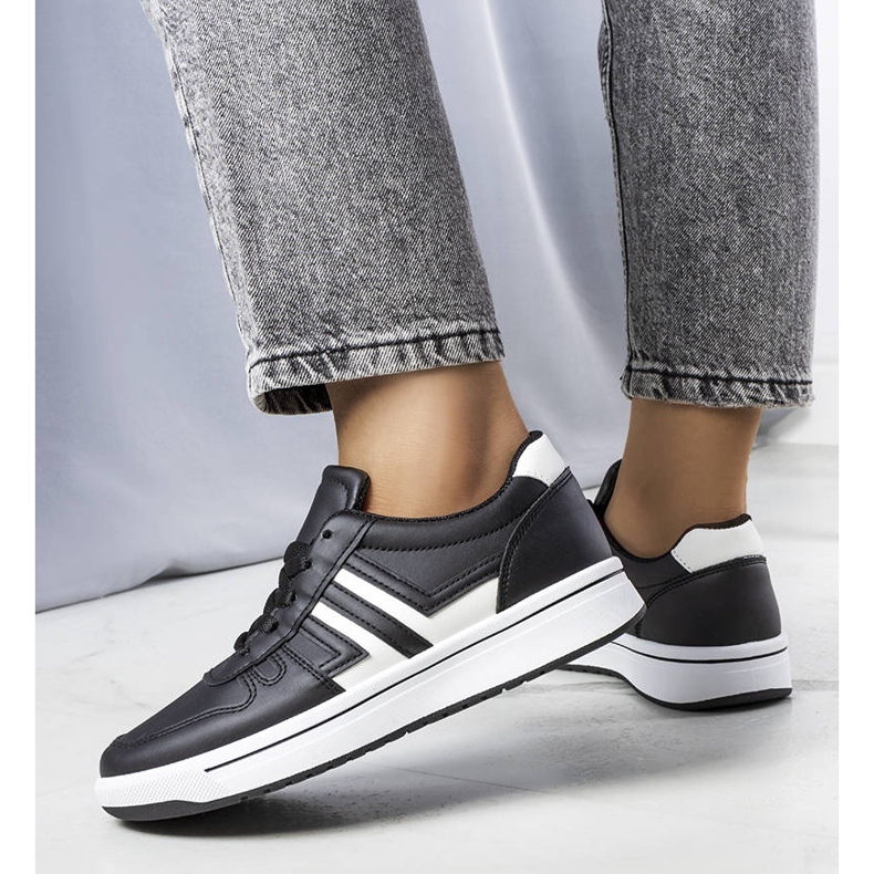 BM Czarne sneakersy z białymi wstawkami Olympia 1