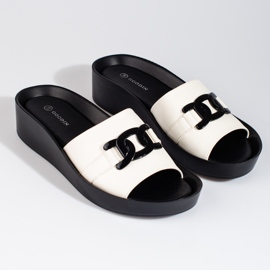 Białe damskie klapki na platformie Shelovet 1