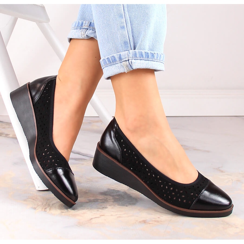 Czółenka damskie na koturnie ażurowe czarne Jezzi RMR2265-2 1