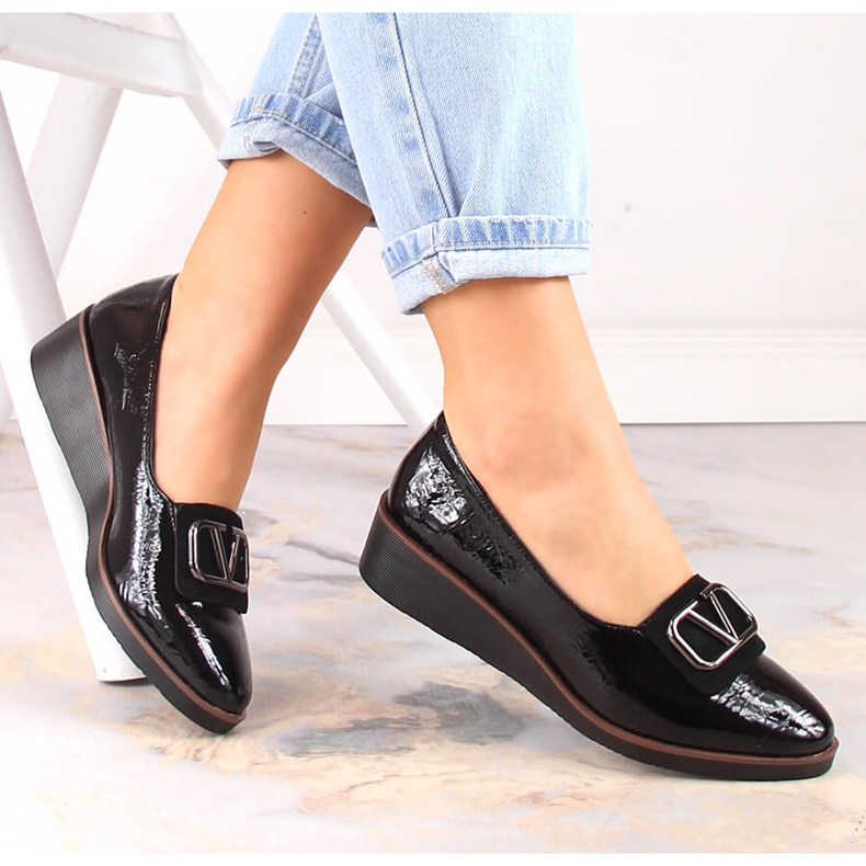 Półbuty lakierowane damskie na koturnie czarne Jezzi RMR2265-3 1