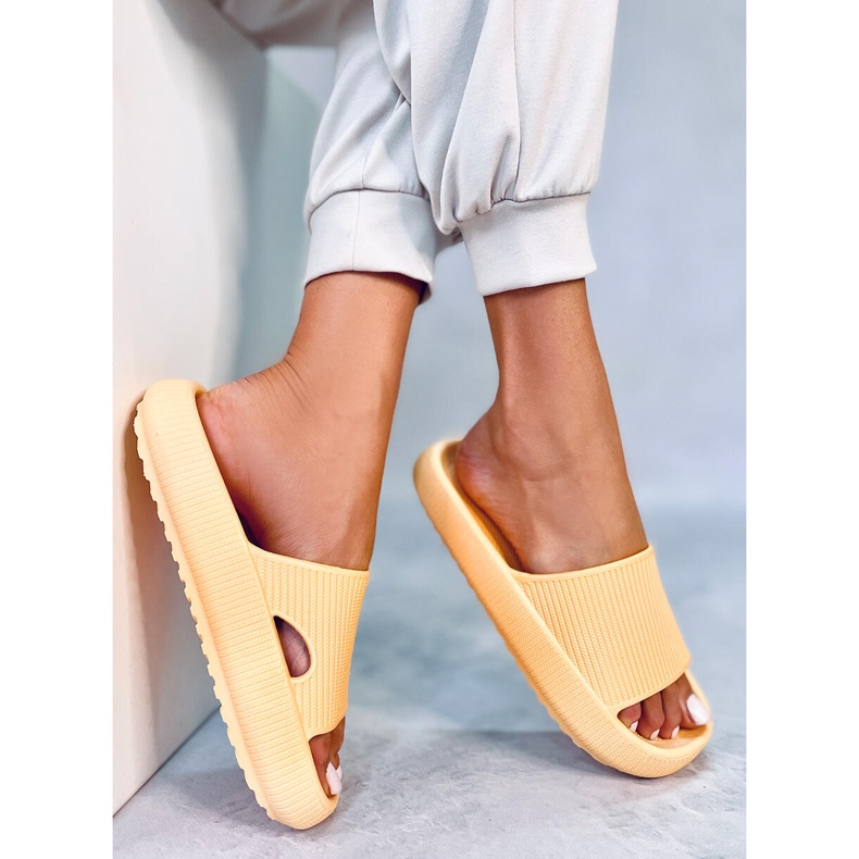 BM Klapki poduszkowe Yang Yellow żółte 1