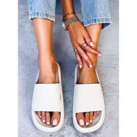 BM Klapki poduszkowe Yang White białe 1