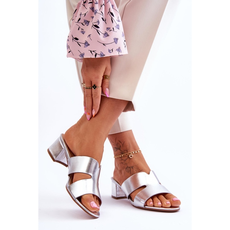 Klasyczne Skórzane Klapki Na Niskim Obcasie Srebrne Miley srebrny 2