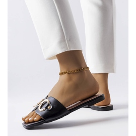 Czarne eleganckie klapki z łańcuchem Corbin 2