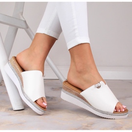 Klapki damskie na koturnie białe Potocki YQ21005 1