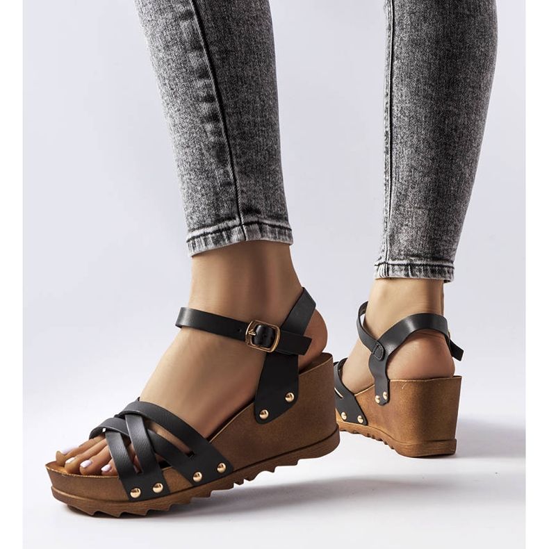 Czarne sandały na koturnie Audric 1