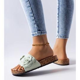 Zielone klapki zdobione kwiatkiem Desaulniers 1