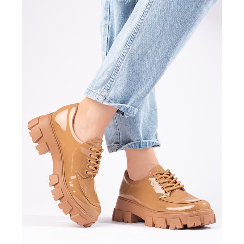 Lakierowane półbuty beżowe wiązane Shelovet beżowy 1