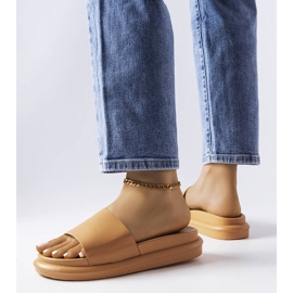 Brązowe klapki na platformie Paquette 1