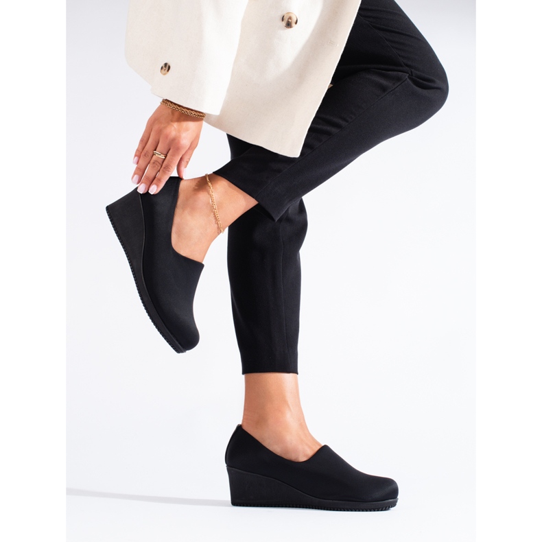 Czarne materiałowe półbuty na koturnie T.Sokolski 1