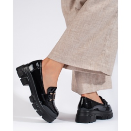 Lakierowane czarne mokasyny z ozdobą Shelovet 1