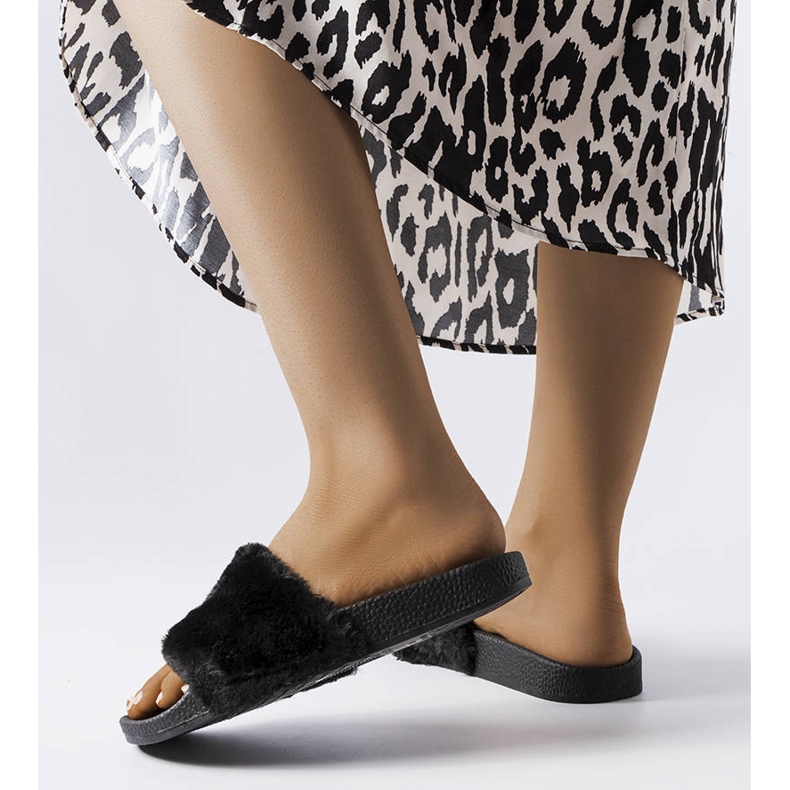 Czarne klapki z futerkiem Ivory 2