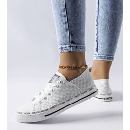 Białe ażurowe trampki Vinceza 1