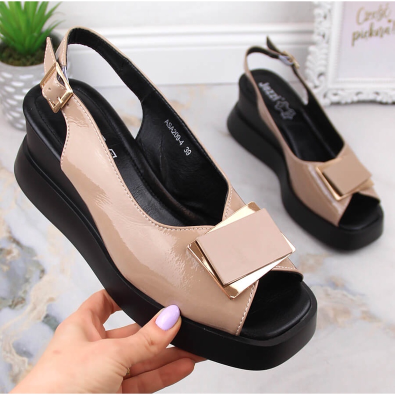 Lakierowane sandały damskie na koturnie Jezzi SA209-4 beżowy 1