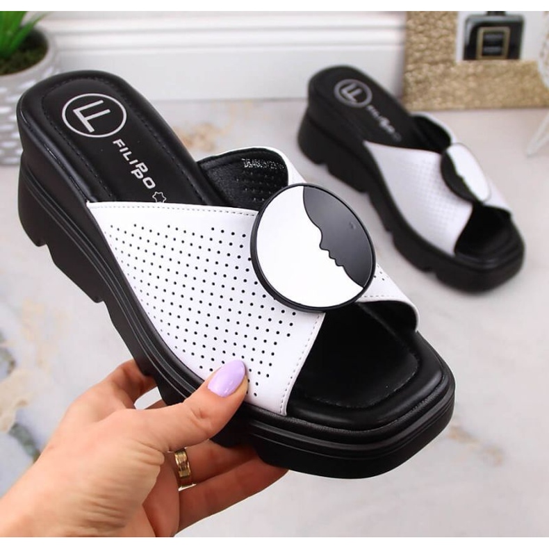 Skórzane klapki na koturnie Filippo W DS4608 białe 1