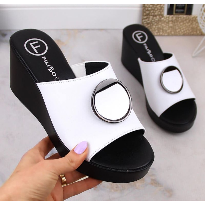 Skórzane klapki na koturnie Filippo DK4610 białe 1