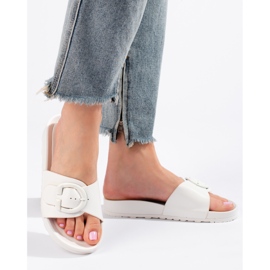 Białe klapki z klamrą Shelovet 1