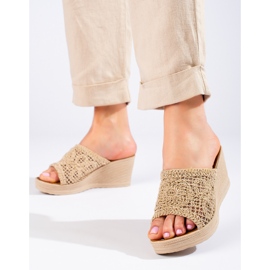 W. Potocki Klapki damskie na koturnie z ażurowym paskiem beżowe Potocki beżowy 2