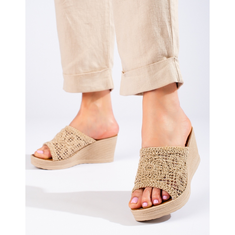 W. Potocki Klapki damskie na koturnie z ażurowym paskiem beżowe Potocki beżowy 2