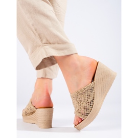 W. Potocki Klapki damskie na koturnie z ażurowym paskiem beżowe Potocki beżowy 1